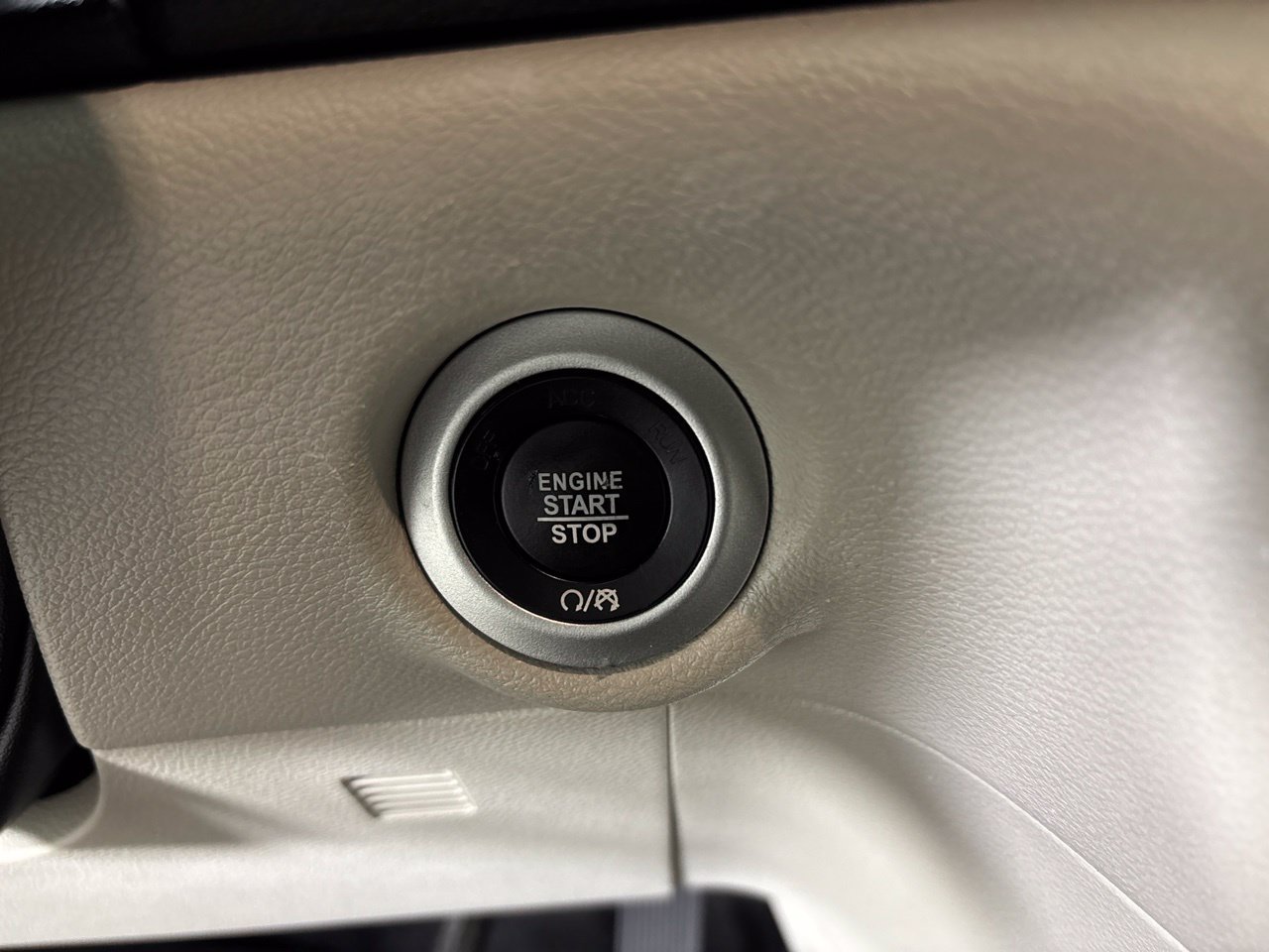 Used 2024 Chrysler Pacifica Touring-L FWD image 12