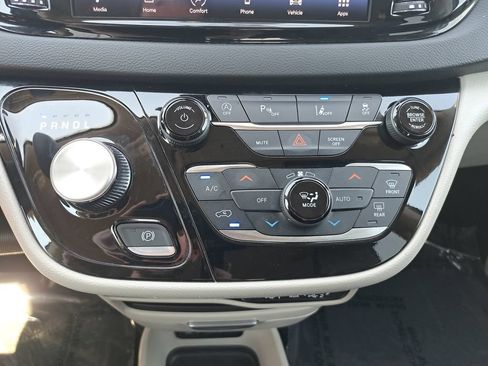 Certified 2023 Chrysler Pacifica Touring-L FWD image 22