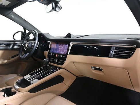 Certified 2024 Porsche Macan image 17