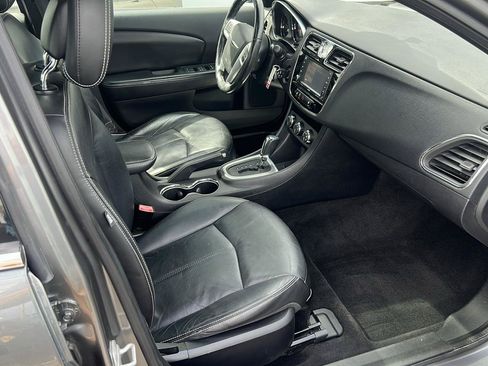 Used 2011 Chrysler 200 Limited FWD image 9