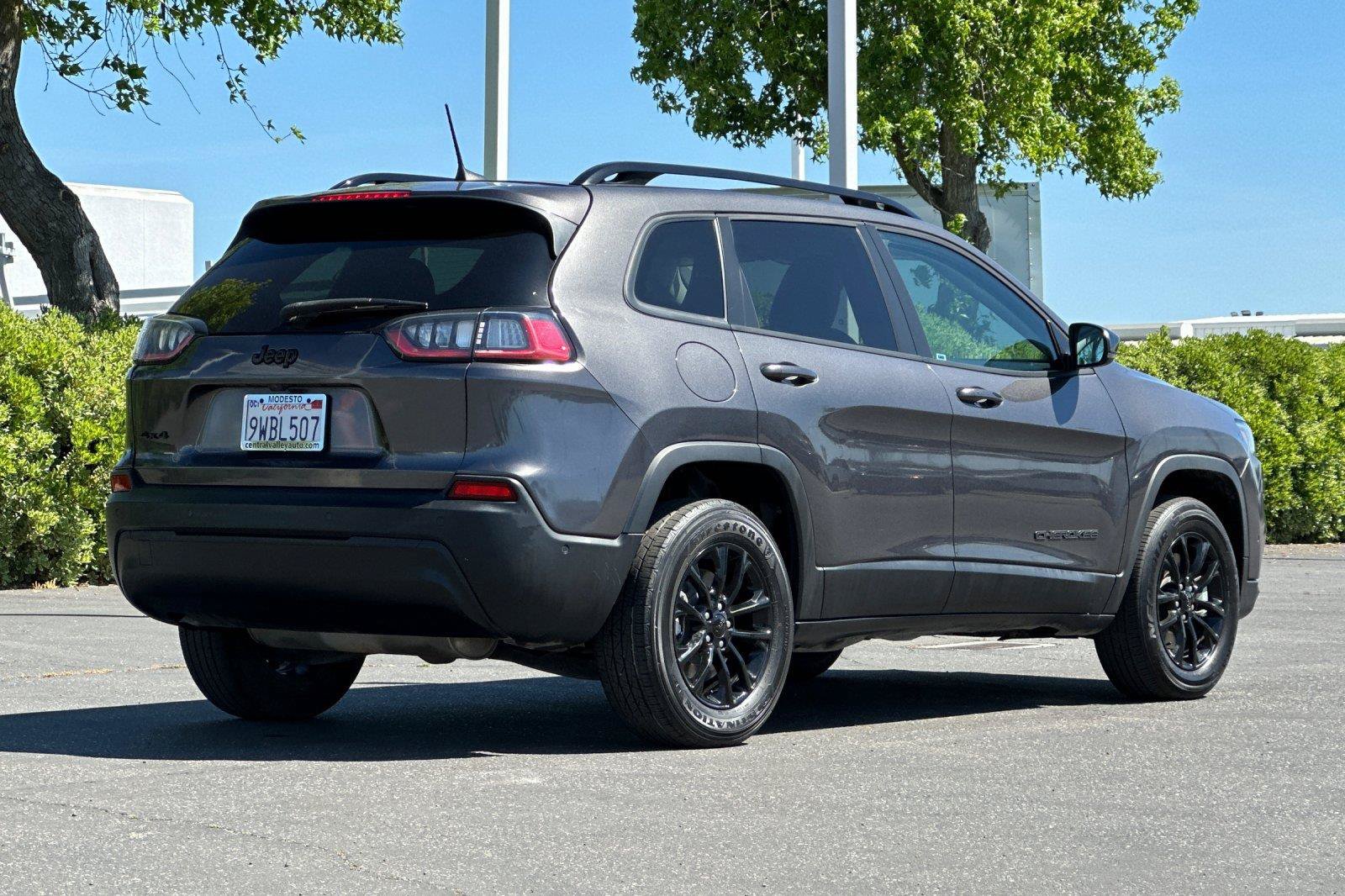 Certified 2023 Jeep Cherokee Altitude Lux AWD/4WD image 3