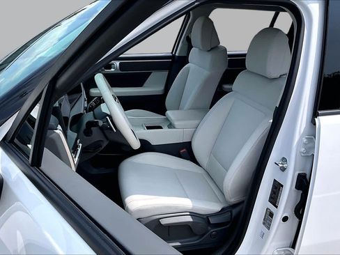 Used 2025 Hyundai Santa Fe SE FWD image 7