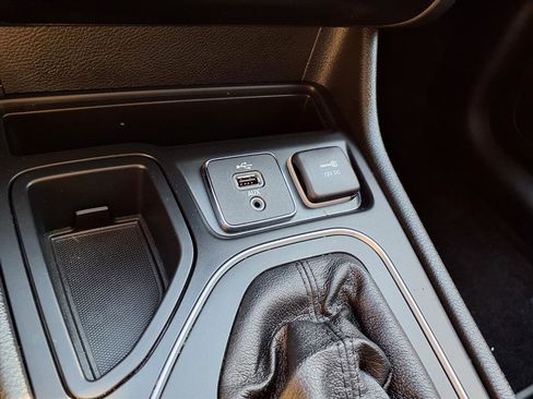 Used 2019 Jeep Cherokee Latitude w/ Popular Appearance Group image 8