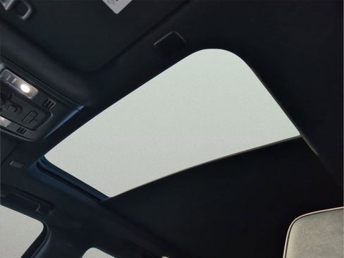 Used 2023 GMC Yukon SLT w/ SLT Premium Package image 17