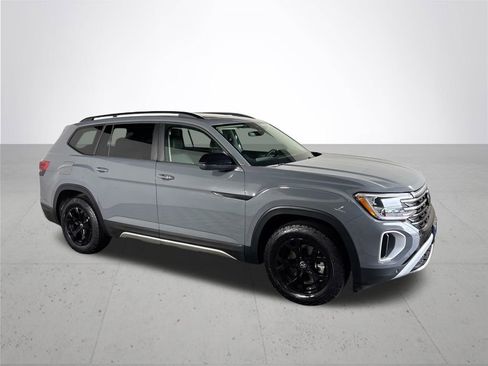 Used 2024 Volkswagen Atlas Peak Edition SE AWD/4WD image 4