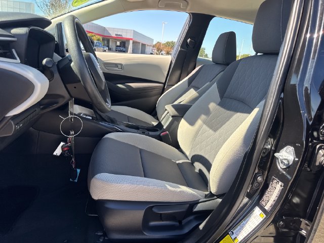 Used 2025 Toyota Corolla LE FWD image 15