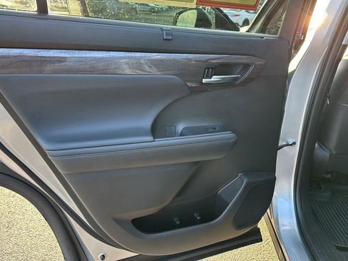 Certified 2022 Toyota Highlander Limited image 15