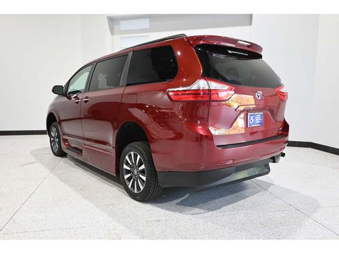 Used 2017 Toyota Sienna XLE FWD image 8