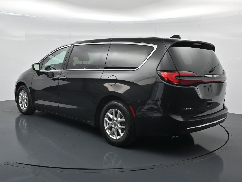 Used 2023 Chrysler Pacifica Touring-L FWD image 5