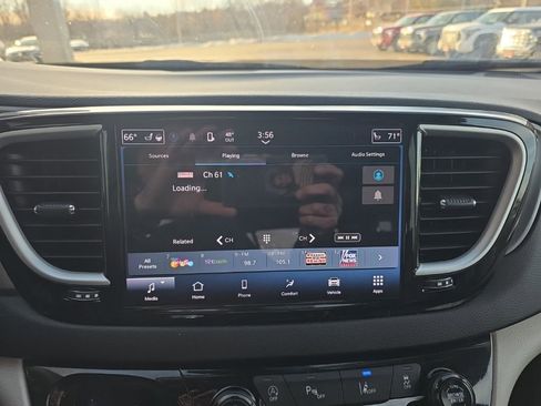 Used 2024 Chrysler Pacifica Touring-L image 23