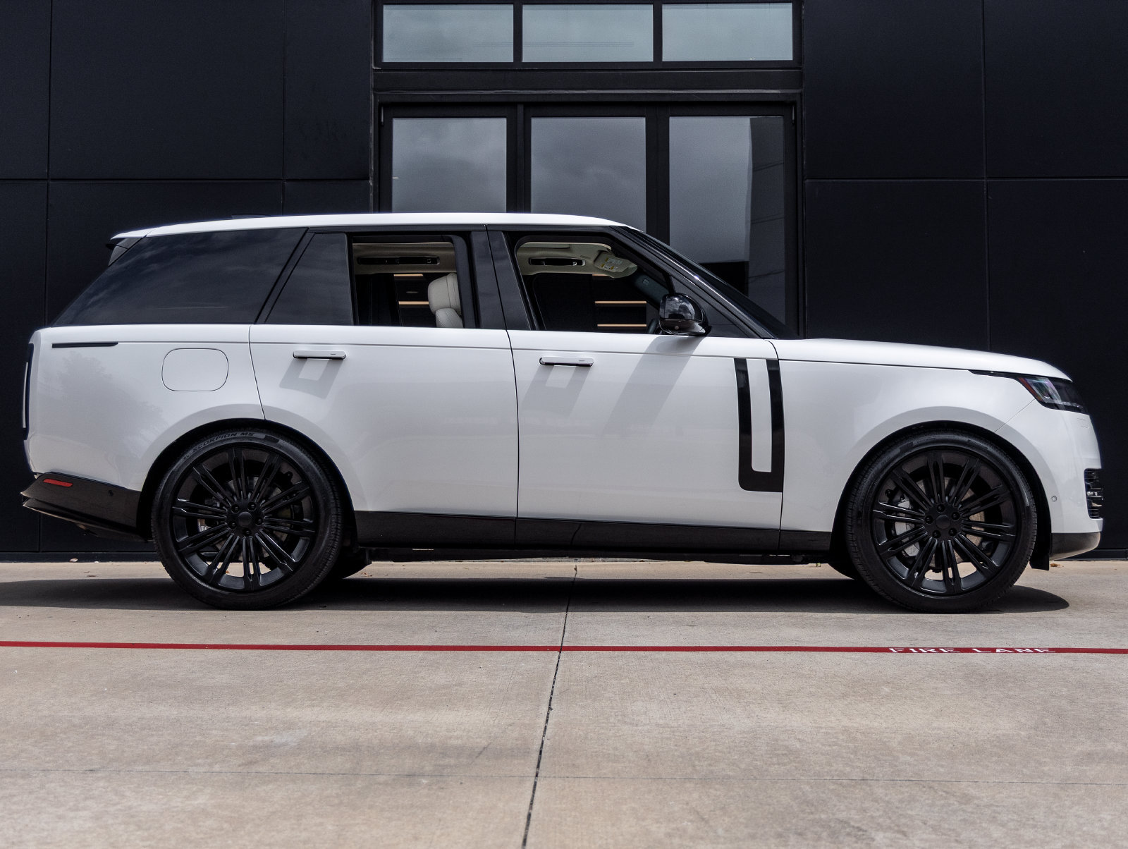 Used 2025 Land Rover Range Rover SE AWD/4WD image 10