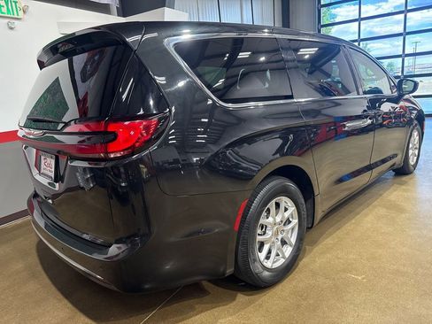 Used 2023 Chrysler Pacifica Touring-L FWD image 27