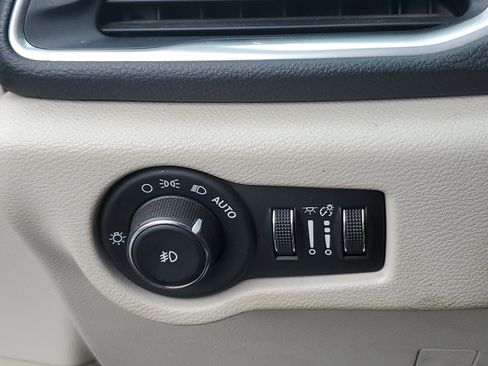 Used 2017 Chrysler Pacifica Limited image 26