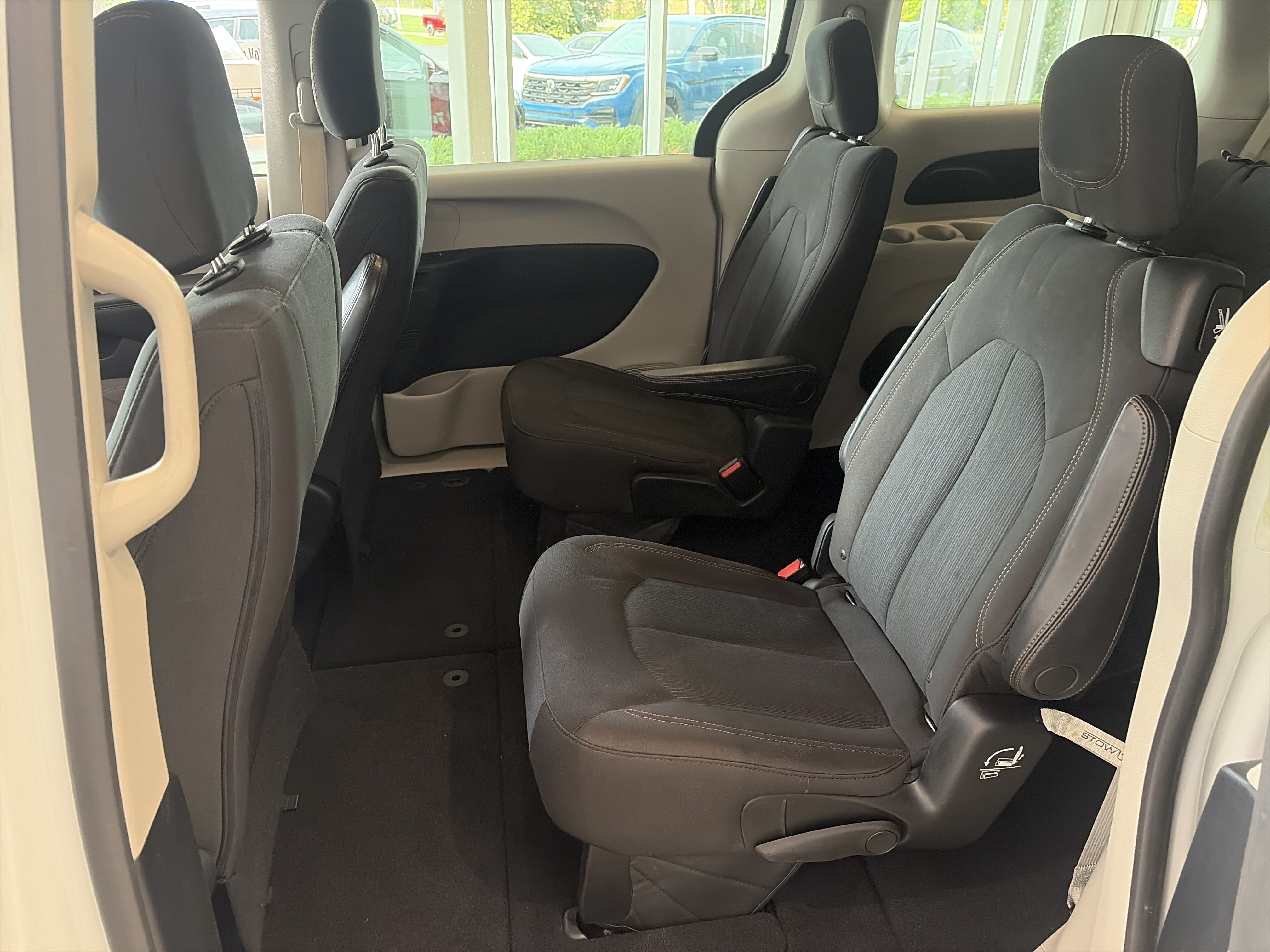Used 2017 Chrysler Pacifica LX FWD image 16