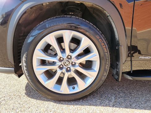 Used 2021 Toyota Highlander Limited image 11