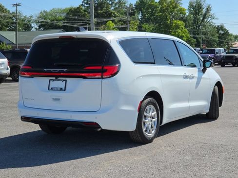 New 2027 Chrysler Pacifica Select FWD image 7