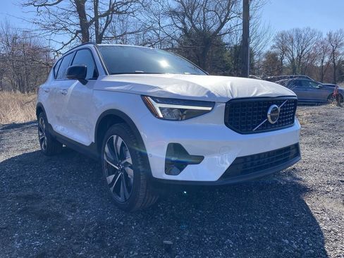 Used 2023 Volvo XC40 B5 Plus w/ Driver Assist Package image 9