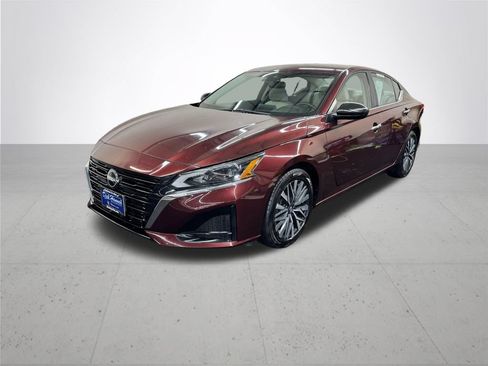 Used 2024 Nissan Altima 2.5 SV FWD image 2