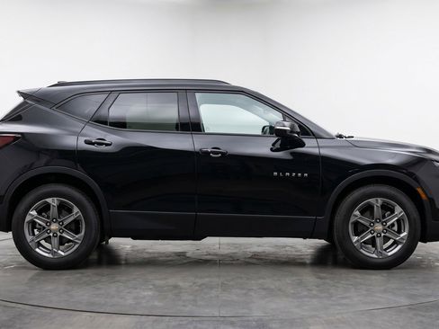 Used 2025 Chevrolet Blazer LT FWD image 11