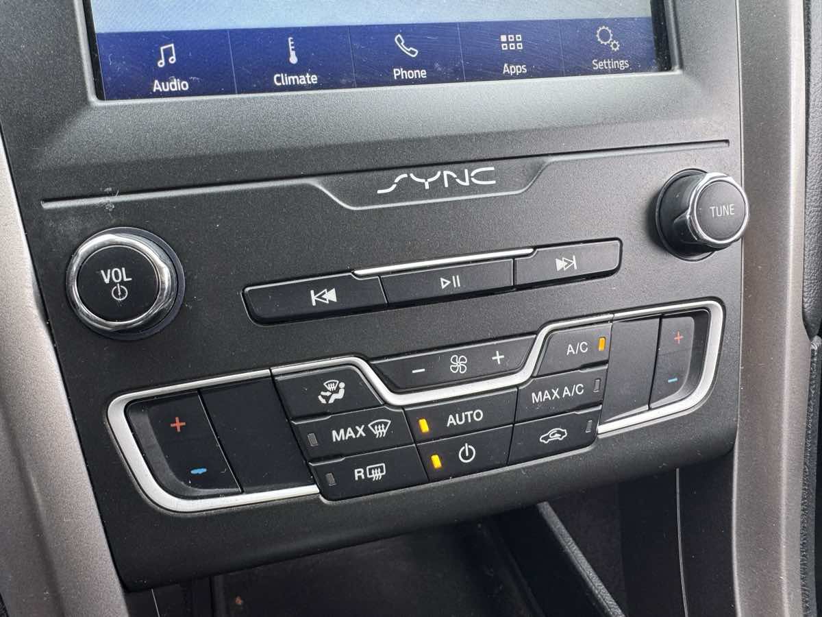 Used 2020 Ford Fusion SE FWD image 30