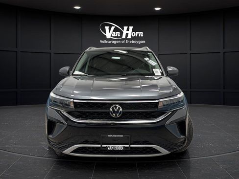 Used 2024 Volkswagen Taos SE AWD/4WD image 2