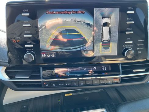 Used 2021 Toyota Sienna Limited image 23