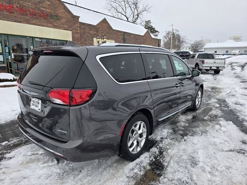 Used 2017 Chrysler Pacifica Limited image 6