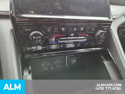 Used 2023 Jeep Grand Cherokee Overland AWD/4WD image 12