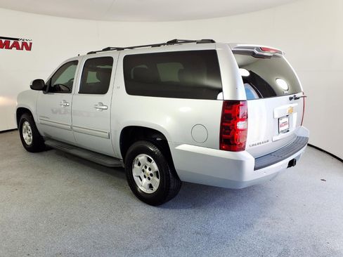 Used 2014 Chevrolet Suburban LT RWD image 4