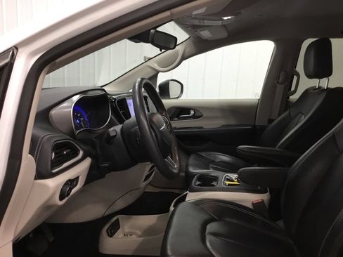 Used 2023 Chrysler Pacifica Touring-L AWD/4WD image 5