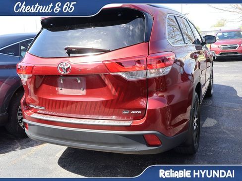 Used 2017 Toyota Highlander SE w/ Carpet Mat Package image 19