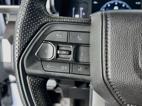 Used 2025 Toyota Tacoma SR5 AWD/4WD image 17