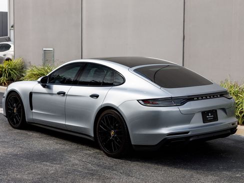 Used 2021 Porsche Panamera image 3