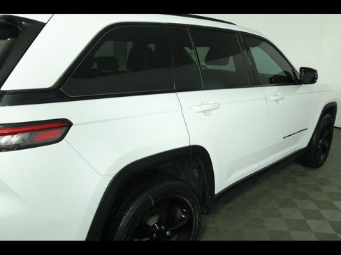 Used 2023 Jeep Grand Cherokee Altitude image 18