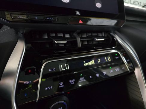 Used 2023 Toyota Venza Limited image 22