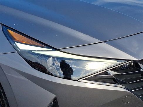 Certified 2022 Hyundai Elantra Limited w/ Cargo Package image 9