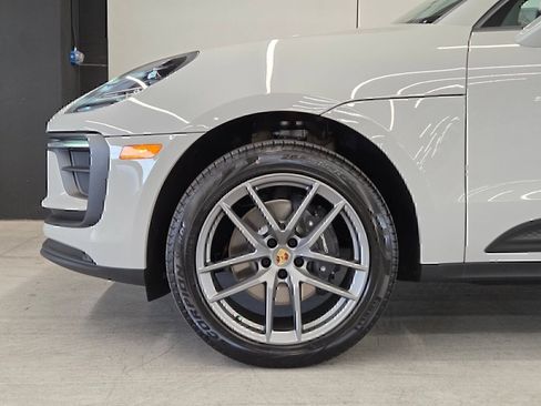 Certified 2026 Porsche Macan AWD/4WD image 9