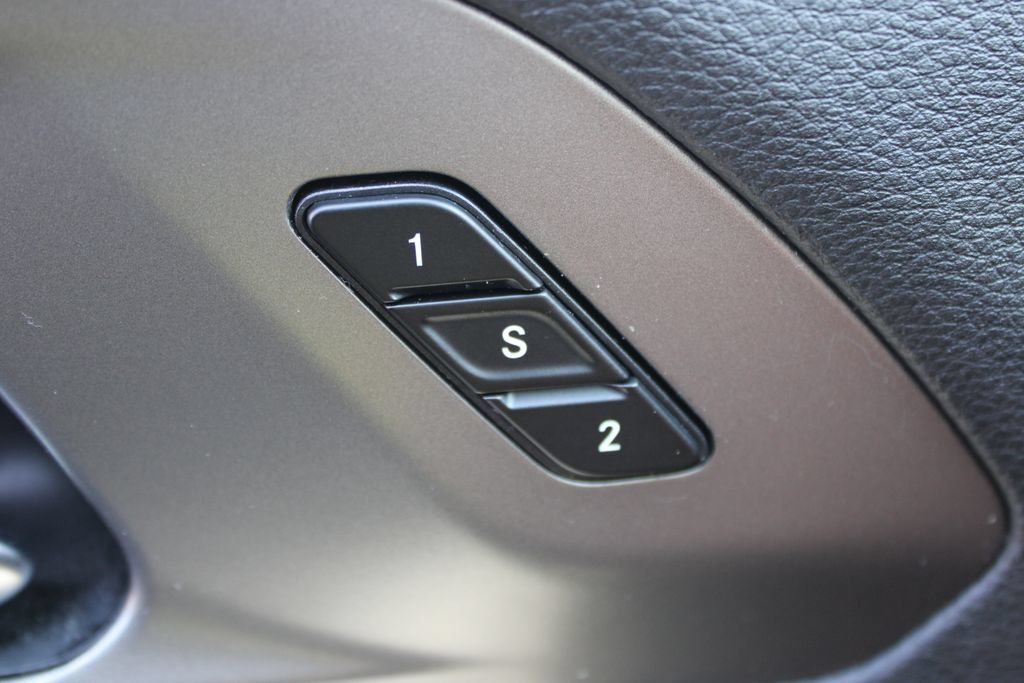 Used 2025 Chrysler Pacifica Select FWD image 40