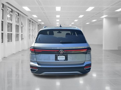 Used 2025 Volkswagen Taos SE FWD image 6