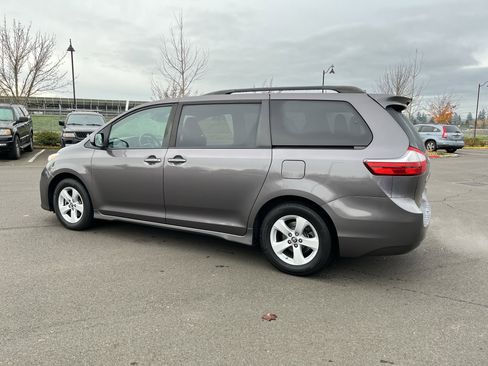 Used 2019 Toyota Sienna LE image 3
