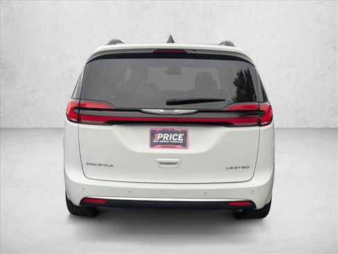 Used 2023 Chrysler Pacifica Limited image 7