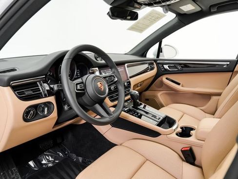 Certified 2026 Porsche Macan AWD/4WD image 4