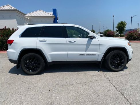 Used 2018 Jeep Grand Cherokee Laredo AWD/4WD image 8
