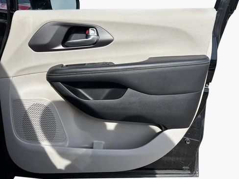 Used 2024 Chrysler Pacifica Touring-L image 27