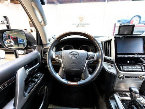 Used 2019 Toyota Land Cruiser image 78