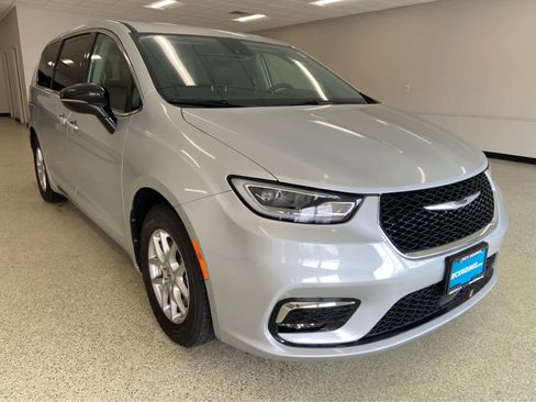 Used 2024 Chrysler Pacifica Touring-L image 3