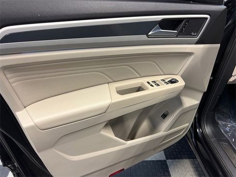 Used 2022 Volkswagen Atlas SEL Premium image 8