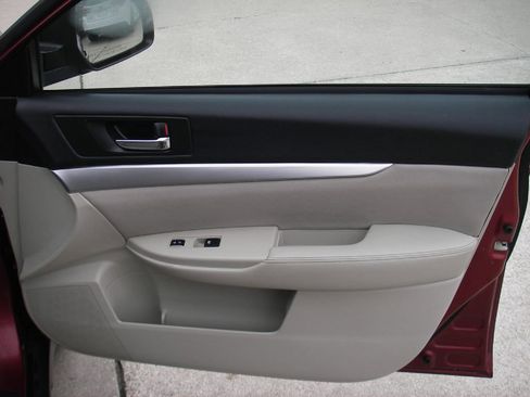 Used 2014 Subaru Outback 2.5i Premium w/ Moonroof Package AWD/4WD image 34