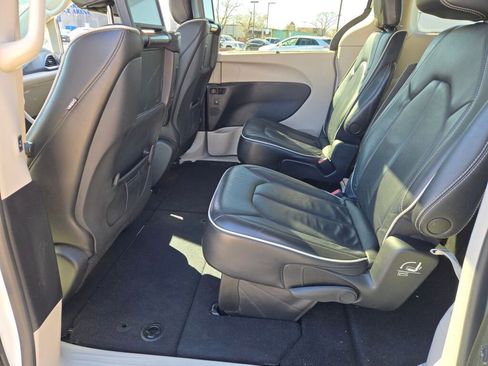 Used 2021 Chrysler Pacifica Limited w/ Uconnect Theater Family Group image 21