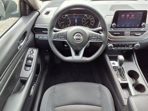 Used 2025 Nissan Altima 2.5 SV FWD image 13